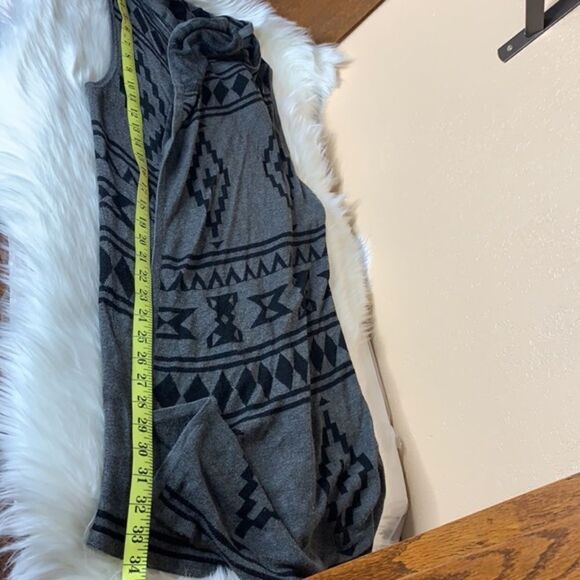 Forever 21 Gray & Black Aztec Tribal Print Sleeveless Cardigan One Size - Picture 8 of 9
